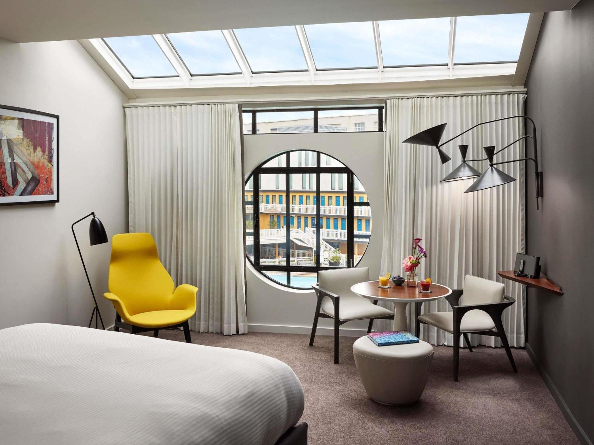 Chambre Lit King-Size Exécutive Hublot - Vue sur Piscine