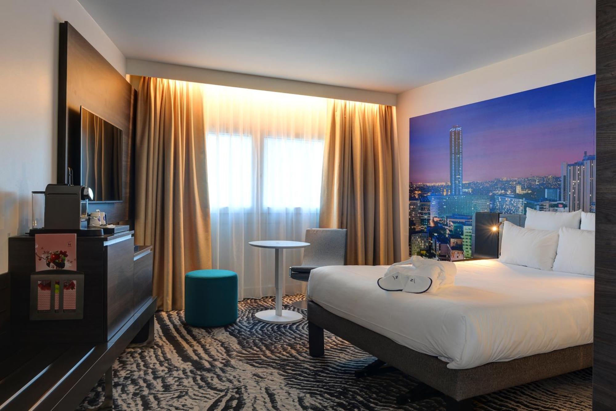 Chambre Lit Queen-Size Exécutive avec Canapé 2 Places - Vue sur Paris