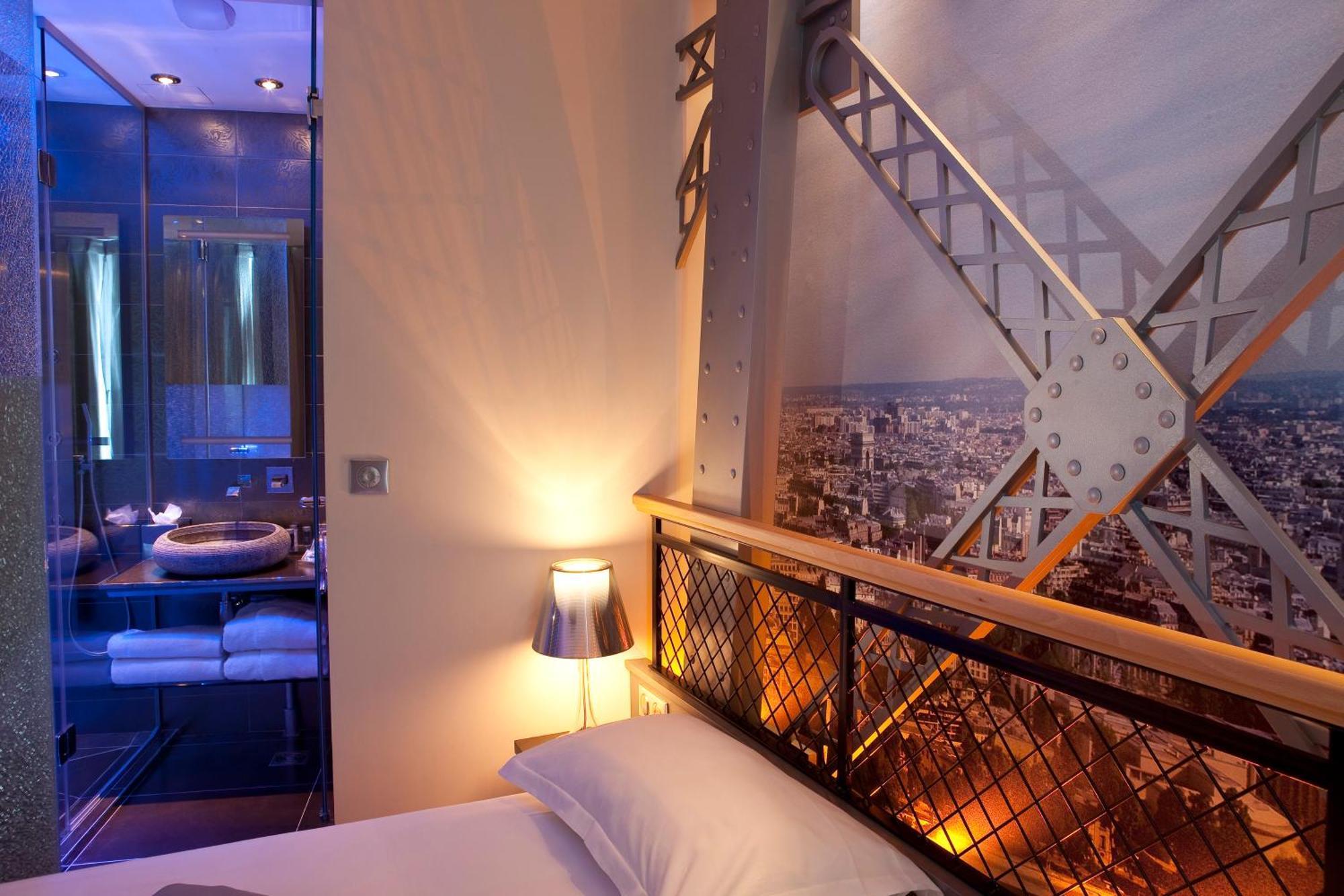 Tour Eiffel avec Baignoire d'hydromassage